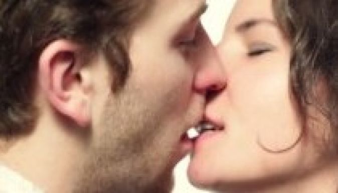 Csókkal kampányol a két százalékért az Igen, tessék!