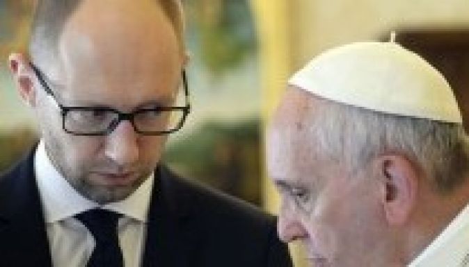 Jacenyuk töltőtollat kapott a pápától a béke aláírására