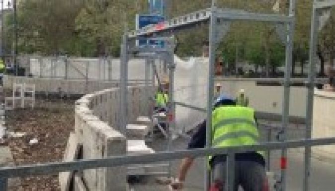 Elszállítják a tüntetőket a Szabadság-téren épülő emlékmű helyszínéről