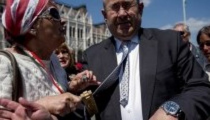 Jobbikosok lökdösdék és köpködték Pásztor István VMSZ-elnököt