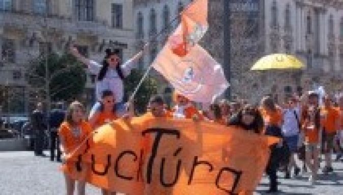 Diákzsibongás Kolozsvár főterén (GALÉRIA)