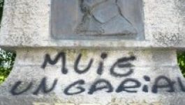 Magyarellenes feliratokat festettek a Petőfi-domborműre