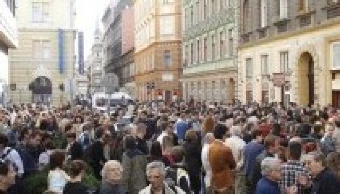 Az Origo főszerkesztőjének leváltása miatt tüntettek Budapesten