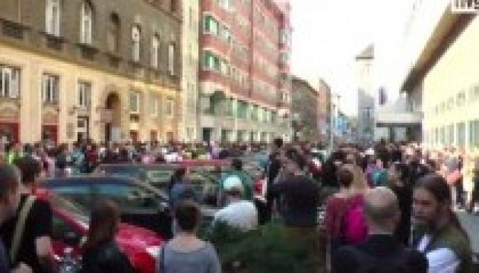 Kétezren tüntettek Budapesten az Origó szerkesztősége előtt (VIDEÓ)