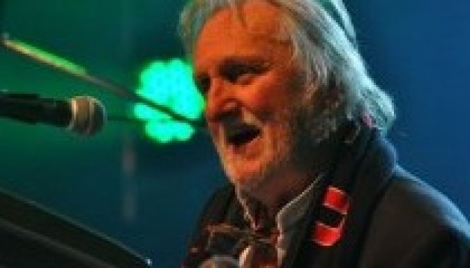 Agyba-főbe verték az Omega dobosát és billentyűsét