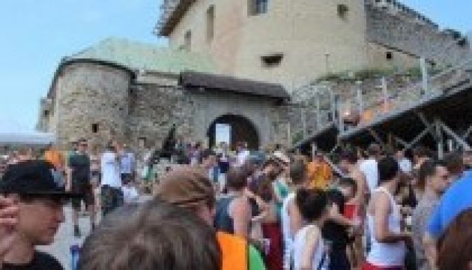 Ezerötszáz nyaraló ölelte át Krasznahorka büszke várát