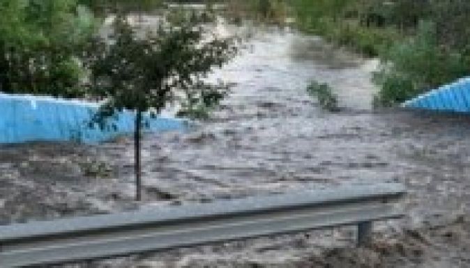 Nehezítik a közúti közlekedést az áradások Dél-Romániában