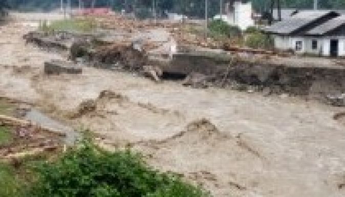 Nem csitul az árhullám Olténiában, marad a harmadfokú készültség