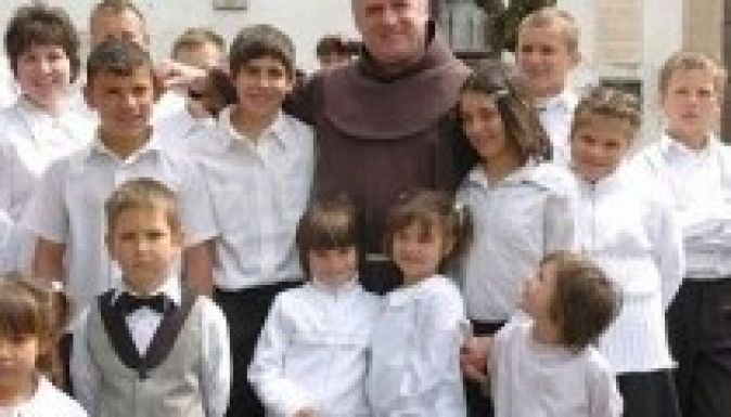 Székely gyermekkórussal tart miséket a Balaton körül Böjte Csaba