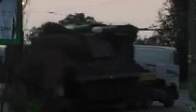 Trolibuszt zúzott össze egy harckocsi Kelet-Ukrajnában