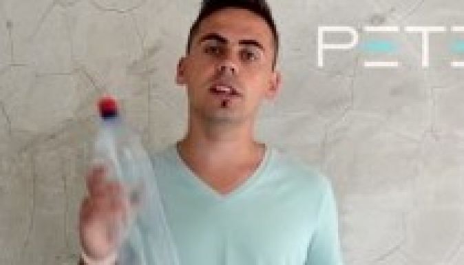 Világsiker küszöbén a PET-palackból ruhát gyártó magyar dizájner