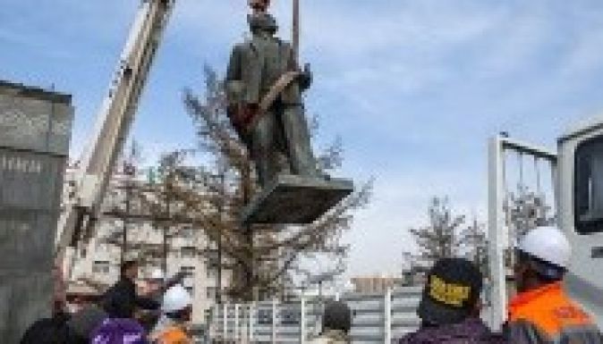 Felakasztottak egy Lenin-szobrot Kelet-Ukrajnában