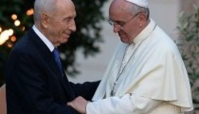 Ferenc pápa és Peresz vallásközi együttműködésről tárgyalt