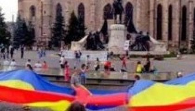 Óriástrikolórt feszítettek ki Kolozsváron a Mátyás-szobor körül