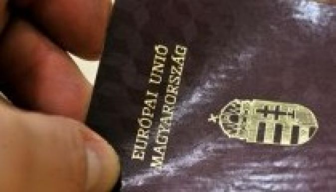 Több száz honosított állampolgártól vehetik el a magyar útlevelet