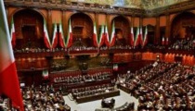 Évi százezer eurót keres az olasz parlament borbélya