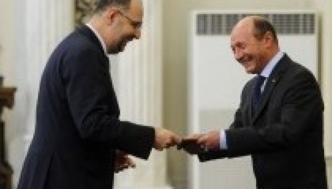 Băsescu felmentette kormányzati tisztségeiből Kelement