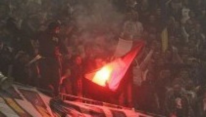 Bepanaszolták az UEFÁ-nál a magyarzászló-égető románokat