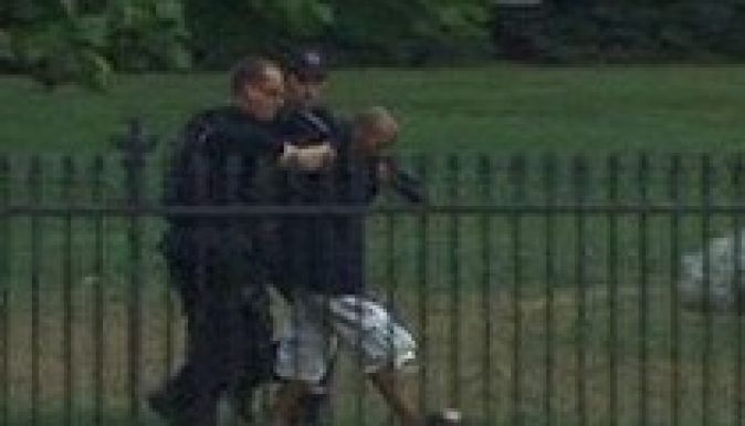 Átmászott a Fehér Ház kerítésén egy férfi