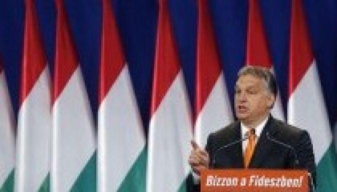 Nemzetközi össztűz zúdult a magyar kormányra