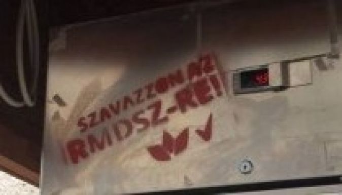 Az versenypárt gerillaakciójára gyanakszik a háromszéki RMDSZ