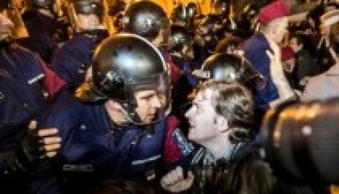 Kordonbontással ért véget hétfő este a budapesti tüntetés