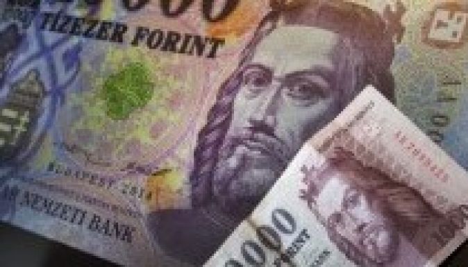 Már forgalomba kerültek az új tízezresek Magyarországon