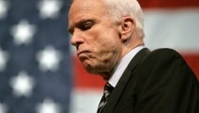 McCain ismét nekiment Orbánnak, bár az amerikai külügy „leírta”