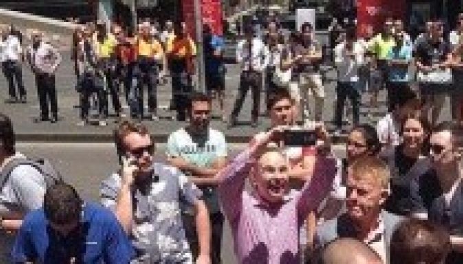 Bámészkodók szelfizgetnek a túszdráma helyszínen