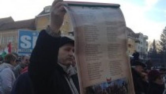 Ismét himnuszt énekeltek a szentgyörgyi prefektúra előtt