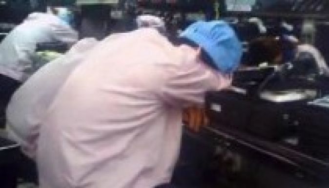 Túlhajszolják a munkásokat az iPhone-gyárban