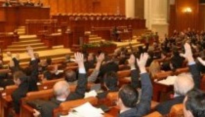 Elfogadta büdzsét a parlament, de késhet a nyugdíjemelés