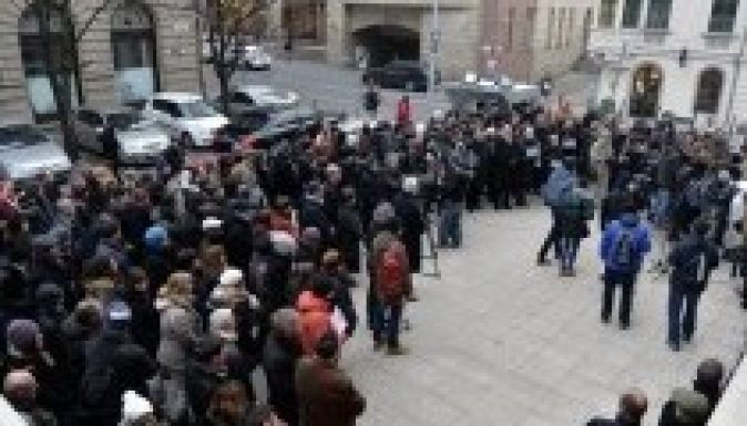Szimpátiatüntetések világszerte, készültségben Anglia és a Vatikán