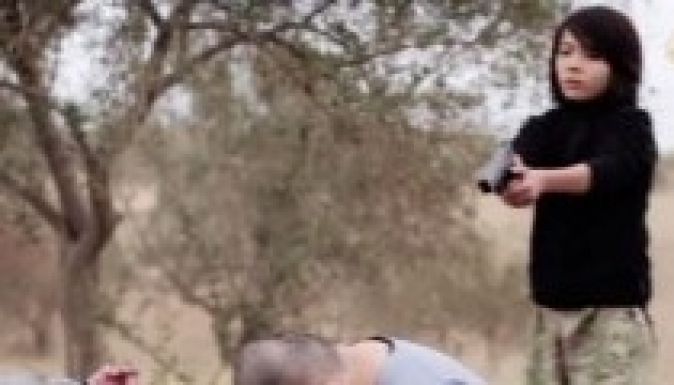 Szakértők szerint kamu az Iszlám Állam gyerekhóhéros videója