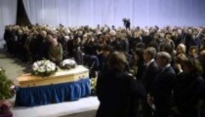 Az Internacionálé dallamára kísérték utolsó útjára Charbot (VIDEÓ)