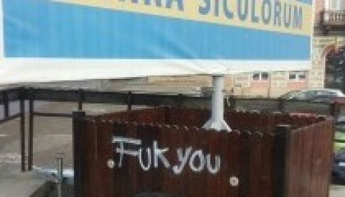 Trágár üzenetet firkáltak a szentgyörgyi SIC-tábla alá