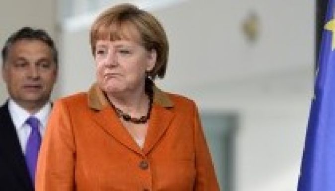 Orbán Viktorral tárgyal hétfőn Angela Merkel