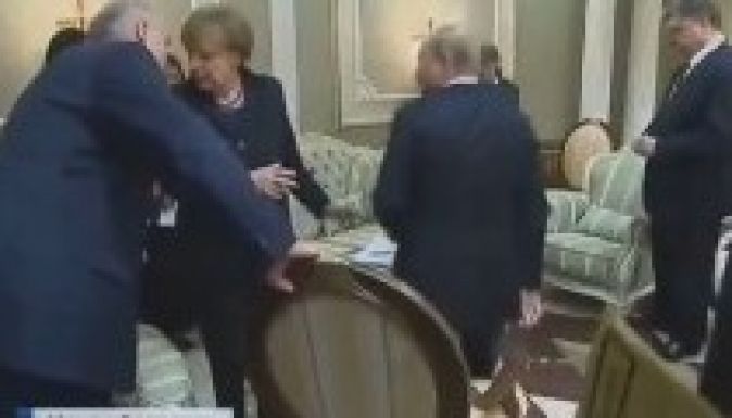 Fehérorosz kollégája kihúzta a széket Putyin alól (VIDEÓ)