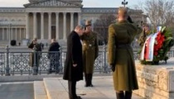 A Hősök terén koszorúzott Vlagyimir Putyin (GALÉRIA)