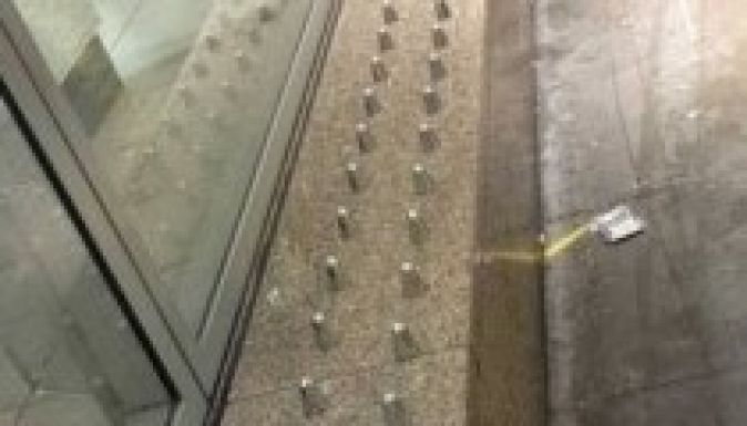 Hajléktalanellenes tüskéket telepített egy manchesteri áruház