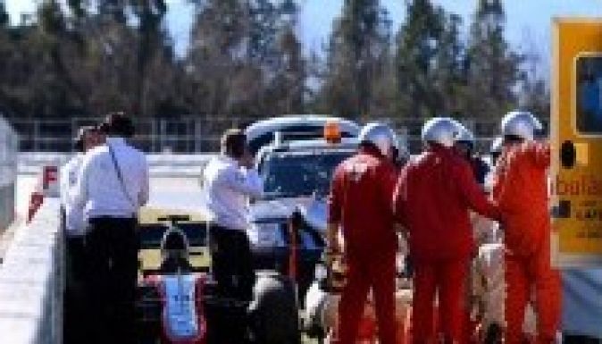 Alonso falnak csapódott, kórházba került