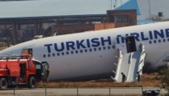 Orrán landolt a meghibásodott utasszállító a repülőtéren (FOTÓK)