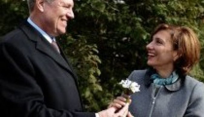 Video-üzenetben köszöntötte fel a nőket Klaus Johannis