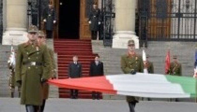 Felvonták a nemzeti lobogót a magyar Parlament előtt