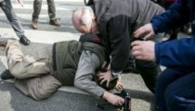 Ünneplők és tüntetők dulakodtak Budapesten (FOTÓK)