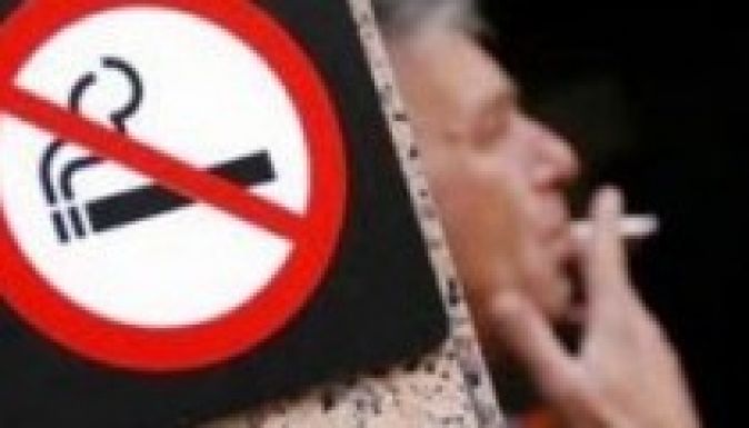 Nem tartják be a dohányzási tilalmat a háromszéki közintézményekben