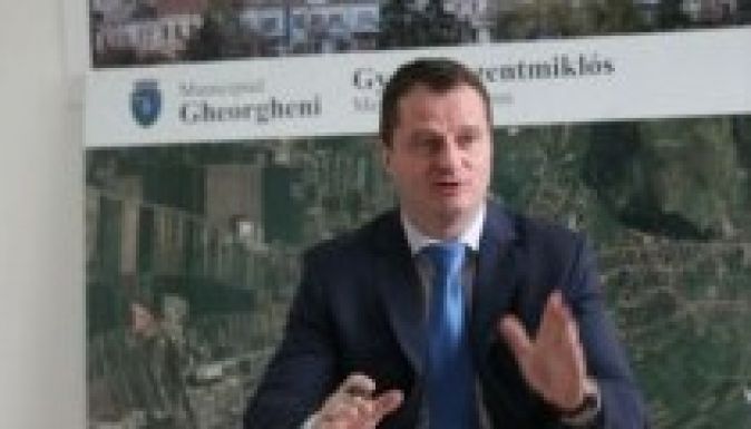 Az SZNT kiállt Gyergyószentmiklós polgármestere mellett