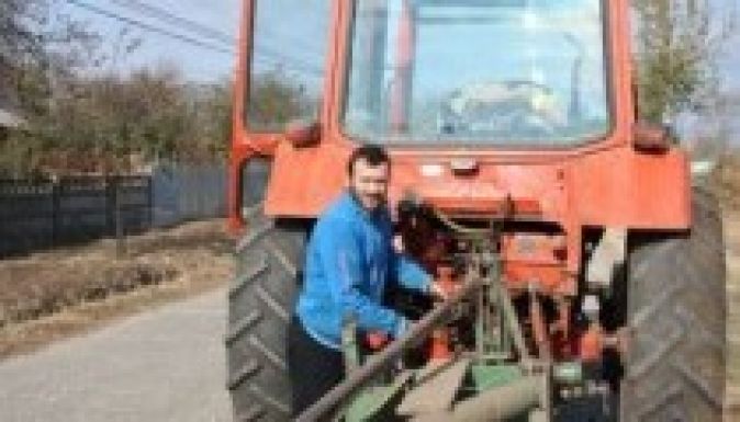 Elképesztő fizetésük van egy Arad megyei cég traktoristáinak