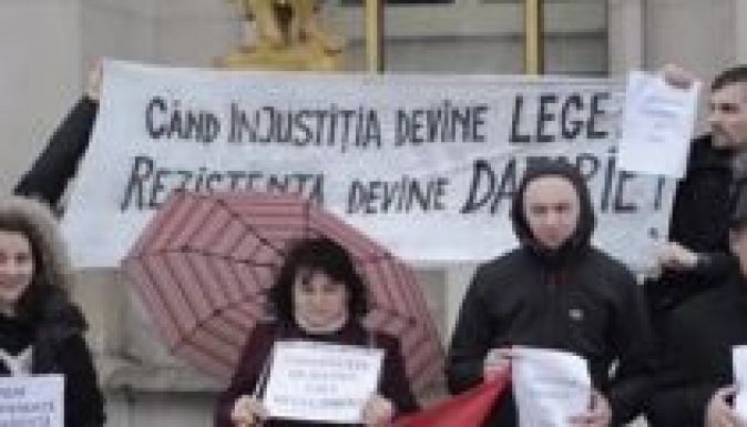 Párizsban is tüntettek a parlament visszaélései ellen (VIDEÓ)