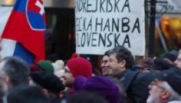 Több százan tüntettek a NATO ellen Pozsonyban
